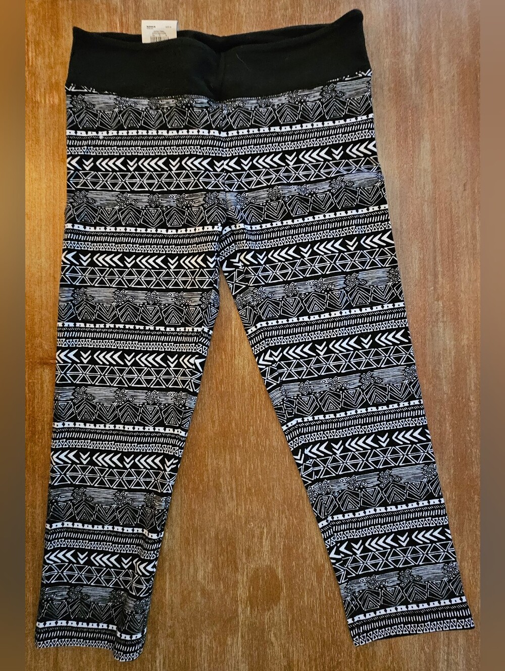 NWT Womens SO Black & White Aztec Print Leggings Geometric Leggings Capri Medium